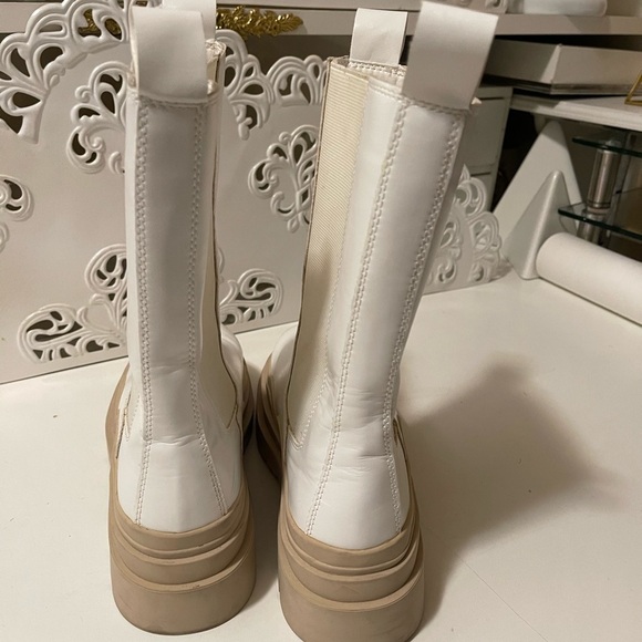 white and tan color by CAPE ROBBIN
square round toe
snow booties
platform
lug - Picture 8 of 14